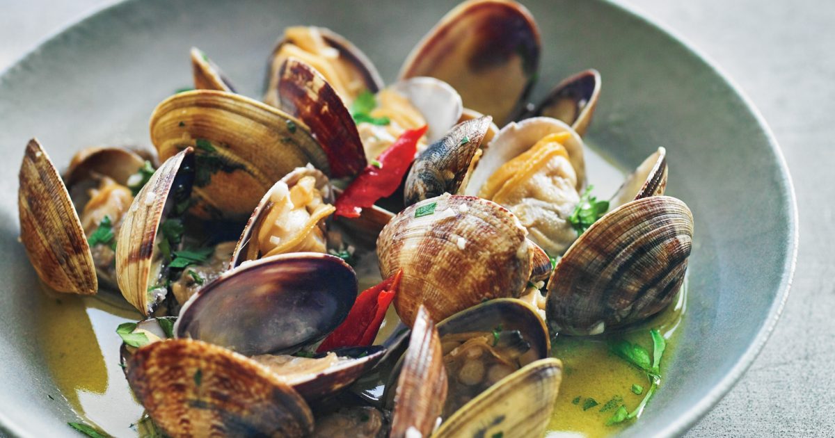 Vermicular  Pan-Steamed Manila Clams in White Wine