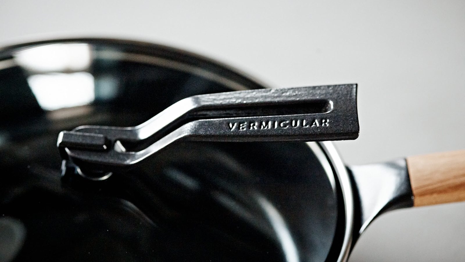Vermicular Oven-Safe Skillet + Stainless Steel Lid - 9.4 - Black, Kitchen  & Coffee